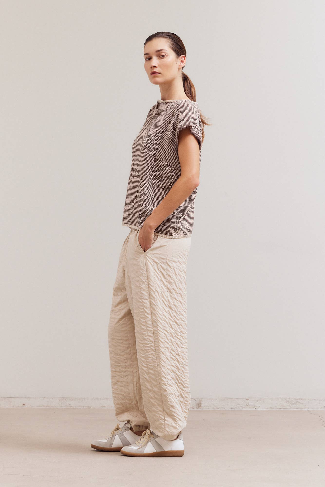 41771 - MIXED YARN SLEEVELESS SWEATER TOP