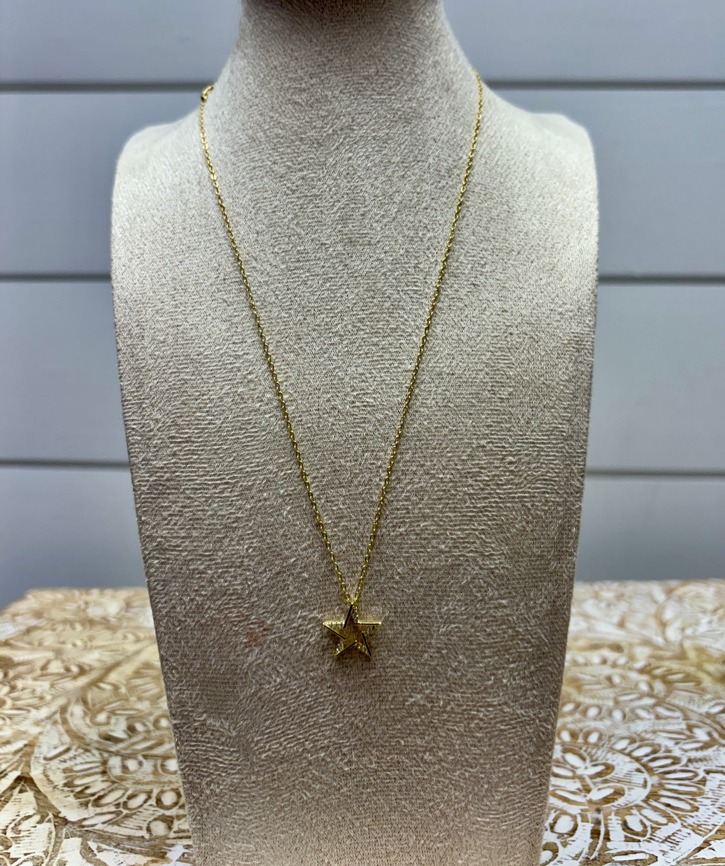 SHE'S A STAR NECKLACE